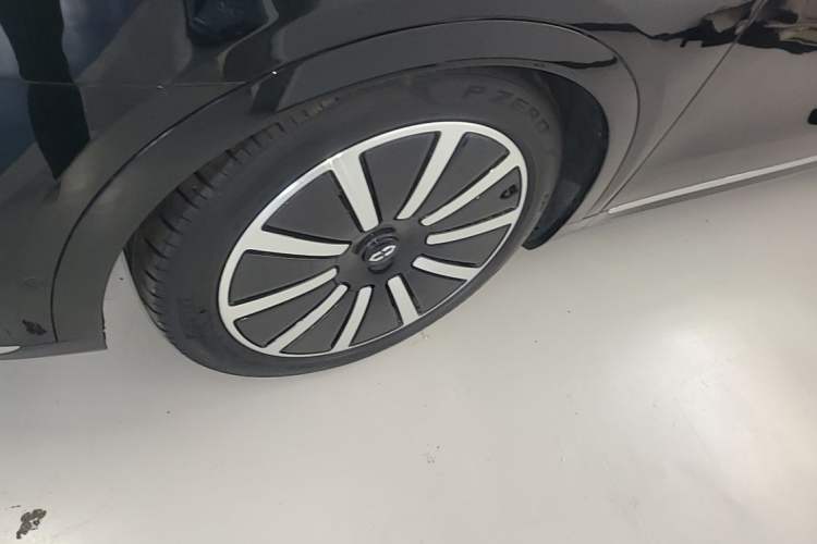 Used Hima AITO M9 2024 Range-Extended Ultra Version 42 kWh 6-Seater Model Left Front Wheel Hub