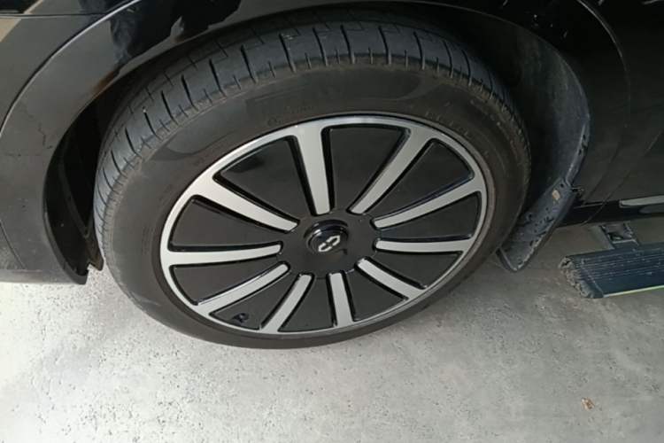Used Hima AITO M9 2024 Range-Extended Ultra Version 52 kWh 6-Seater Model Left Front Wheel Hub