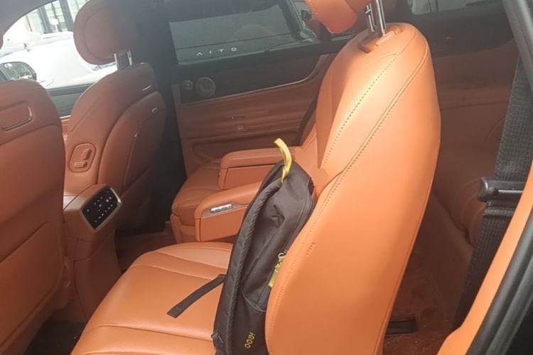 Used Hima AITO M9 2024 Range-Extended Ultra Version 52 kWh 6-Seater Model Left Rear Seat