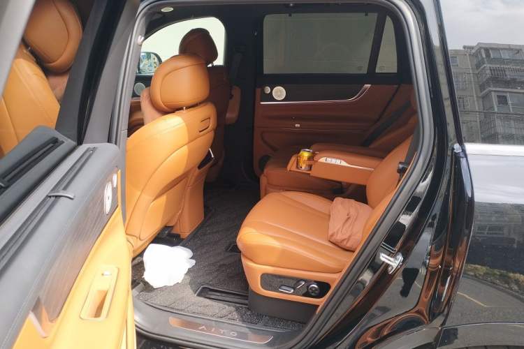 Used Hima AITO M9 2024 All-Electric Ultra Version 100 kWh 6-Seater Model Left Rear Seat