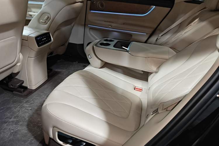 Used Hima AITO M9 2024 Range-Extended Ultra Version 52 kWh 5-Seater Model Left Rear Seat