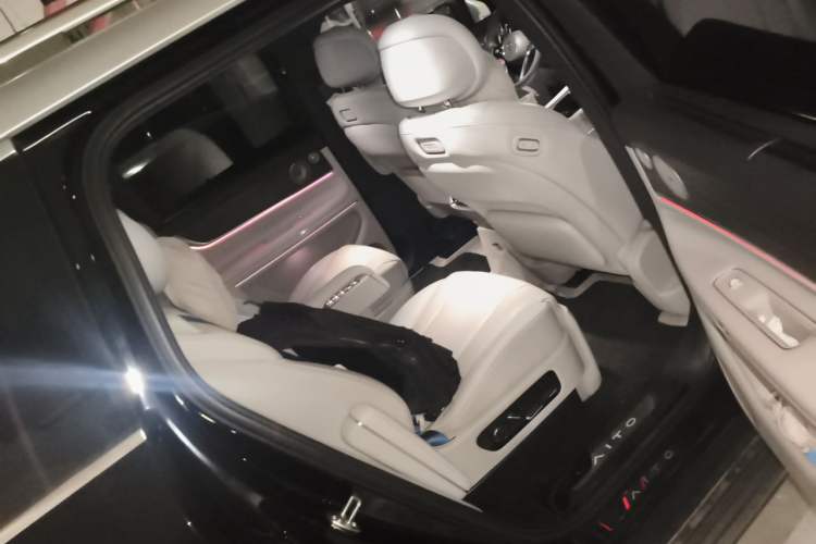 Used Hima AITO M9 2024 All-Electric Ultra Version 100 kWh 6-Seater Model Left Rear Seat