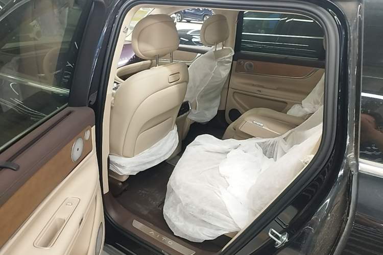 Used Hima AITO M9 2024 Range-Extended Ultra Version 42 kWh 6-Seater Model Left Rear Seat