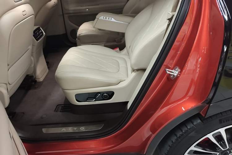 Used Hima AITO M9 2024 Range-Extended Ultra Version 52 kWh 6-Seater Model Left Rear Seat
