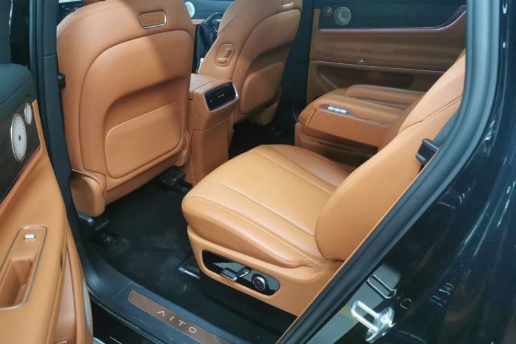 Used Hima AITO M9 2024 Range-Extended Ultra Version 42 kWh 6-Seater Model Left Rear Seat