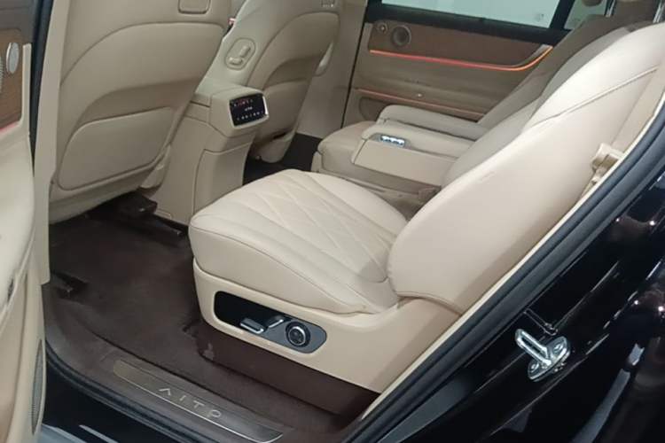 Used Hima AITO M9 2024 Range-Extended Ultra Version 42 kWh 6-Seater Model Left Rear Seat