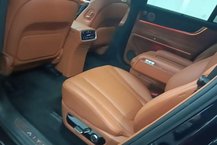 Used Hima AITO M9 2024 Range-Extended Max Edition 42 kWh 6-Seater Version Left Rear Seat