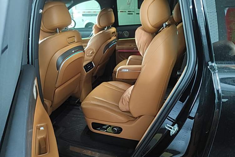 Used Hima AITO M9 2024 Range-Extended Ultra Version 42 kWh 6-Seater Model Left Rear Seat