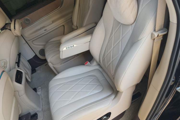 Used Hima AITO M9 2024 Range-Extended Ultra Version 42 kWh 6-Seater Model Left Rear Seat