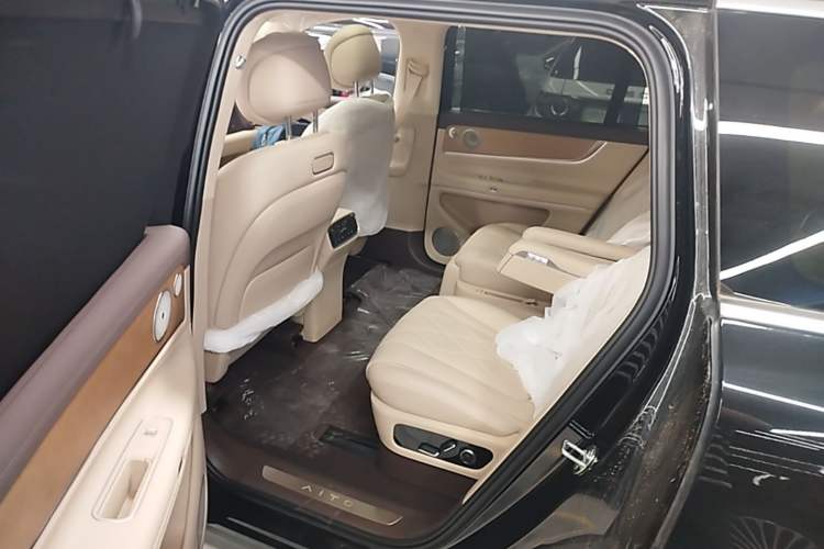 Used Hima AITO M9 2024 Range-Extended Ultra Version 42 kWh 6-Seater Model Left Rear Seat