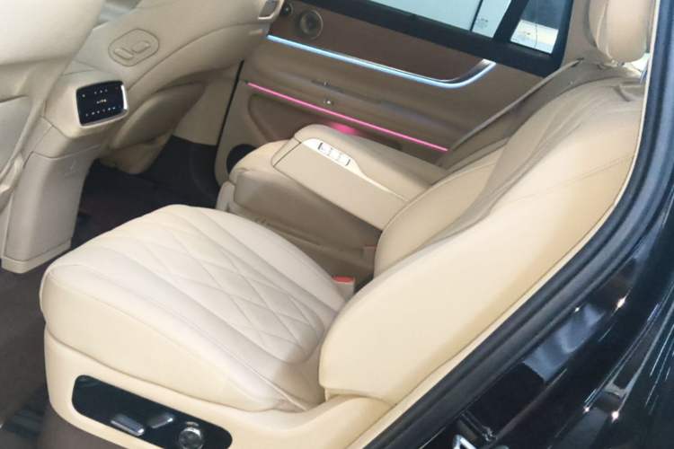 Used Hima AITO M9 2024 All-Electric Ultra Version 100 kWh 6-Seater Model Left Rear Seat