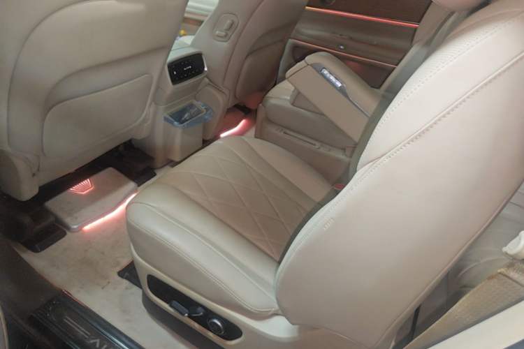 Used Hima AITO M9 2024 Range-Extended Ultra Version 42 kWh 6-Seater Model Left Rear Seat