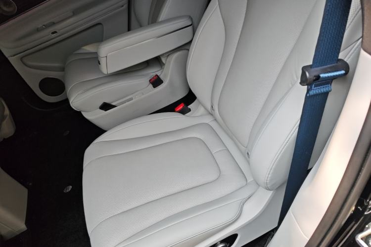 Used Hima AITO M9 2024 Range-Extended Max Edition 42 kWh 6-Seater Version Left Rear Seat
