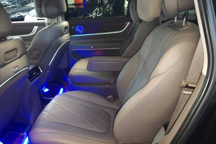Used Hima AITO M9 2024 Range-Extended Ultra Version 52 kWh 6-Seater Model Left Rear Seat