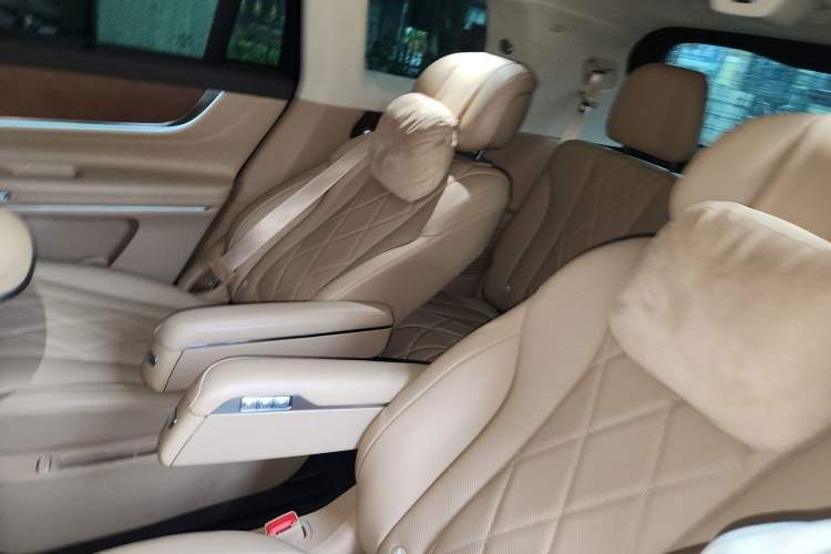 Used Hima AITO M9 2024 Range-Extended Ultra Version 42 kWh 6-Seater Model Left Rear Seat