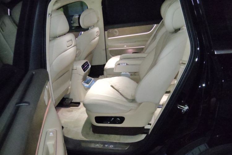 Used Hima AITO M9 2024 Range-Extended Ultra Version 42 kWh 6-Seater Model Left Rear Seat