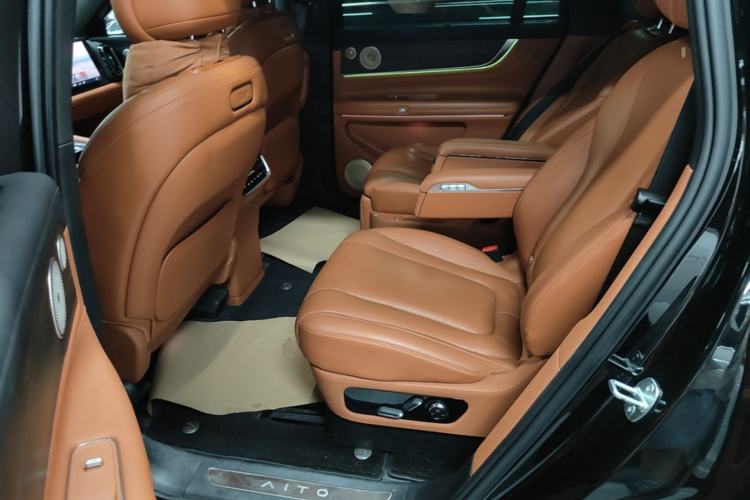 Used Hima AITO M9 2024 Range-Extended Ultra Version 42 kWh 6-Seater Model Left Rear Seat