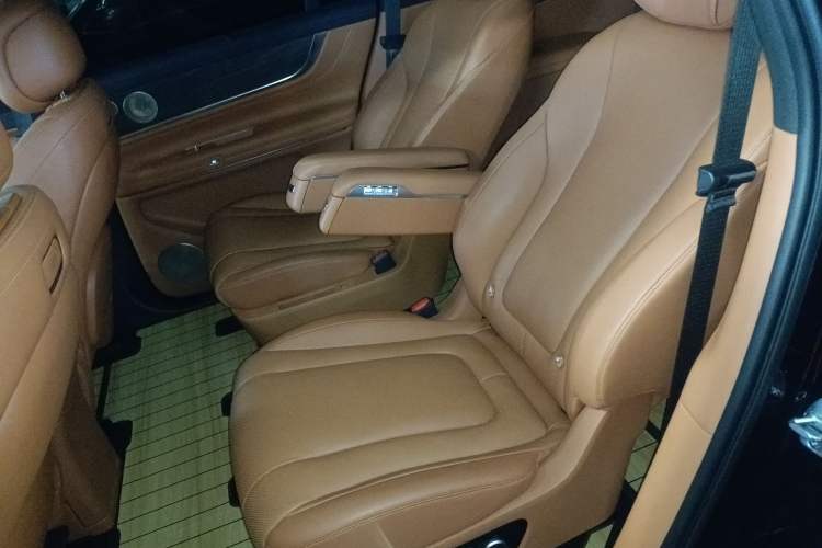 Used Hima AITO M9 2024 Range-Extended Max Edition 52 kWh 6-Seater Version Left Rear Seat