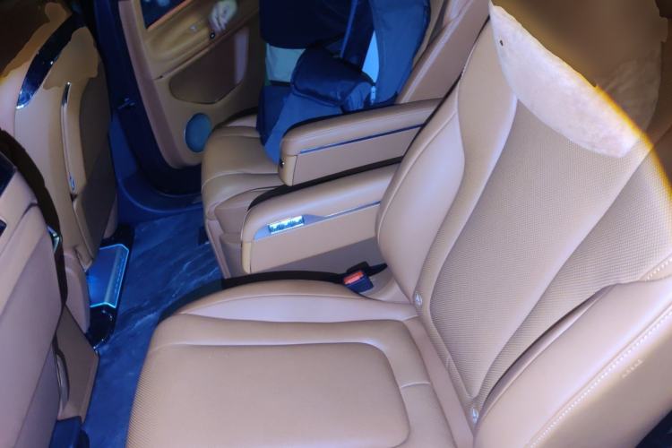 Used Hima AITO M9 2024 Range-Extended Ultra Version 42 kWh 6-Seater Model Left Rear Seat