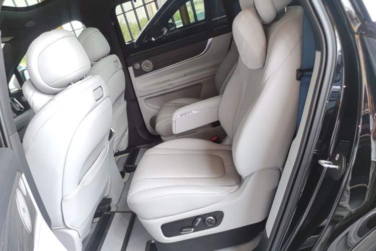 Used Hima AITO M9 2024 Range-Extended Max Edition 42 kWh 6-Seater Version Left Rear Seat