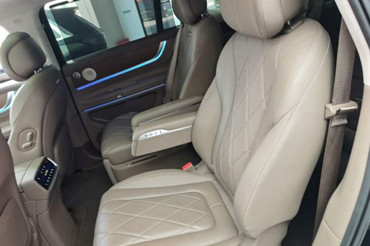 Used Hima AITO M9 2024 Range-Extended Ultra Version 42 kWh 6-Seater Model Left Rear Seat