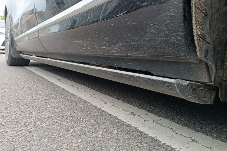 Used Hima AITO M9 2024 Range-Extended Ultra Version 52 kWh 6-Seater Model Left Side Sill