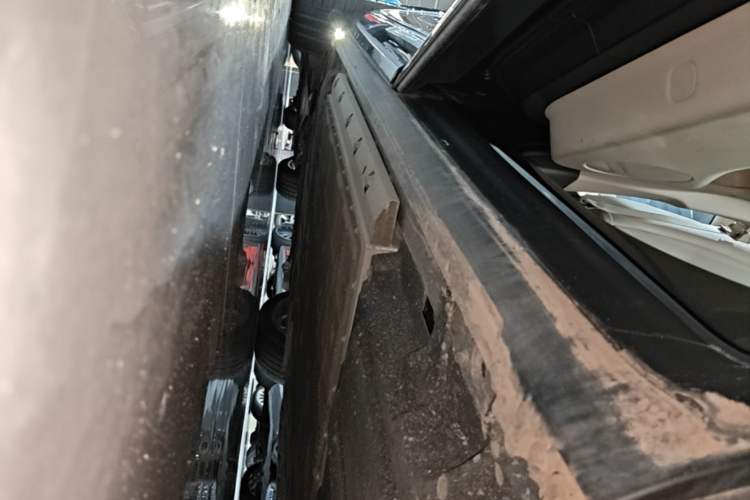 Used Hima AITO M9 2024 Range-Extended Ultra Version 52 kWh 5-Seater Model Left Side Sill