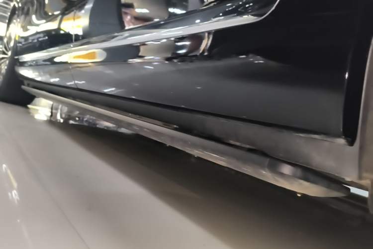 Used Hima AITO M9 2024 Range-Extended Ultra Version 52 kWh 5-Seater Model Left Side Sill