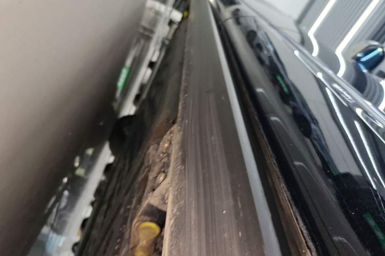 Used Hima AITO M9 2024 Range-Extended Ultra Version 42 kWh 6-Seater Model Left Side Sill