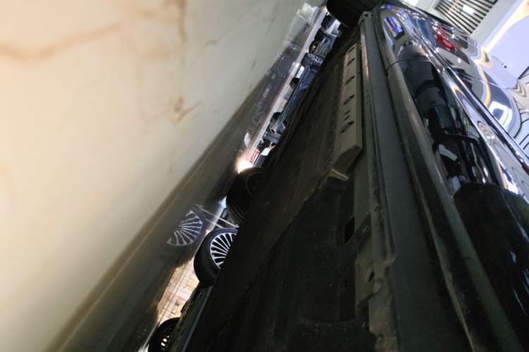 Used Hima AITO M9 2024 Range-Extended Ultra Version 42 kWh 6-Seater Model Left Side Sill