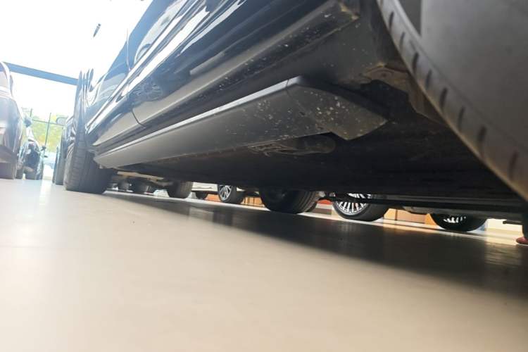 Used Hima AITO M9 2024 Range-Extended Max Edition 52 kWh 6-Seater Version Left Side Sill