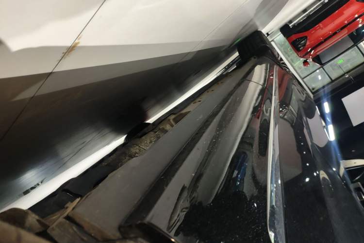 Used Hima AITO M9 2024 Range-Extended Ultra Version 52 kWh 5-Seater Model Left Side Sill