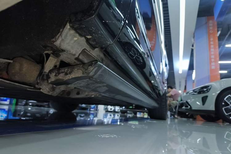 Used Hima AITO M9 2024 Range-Extended Ultra Version 52 kWh 6-Seater Model Left Side Sill