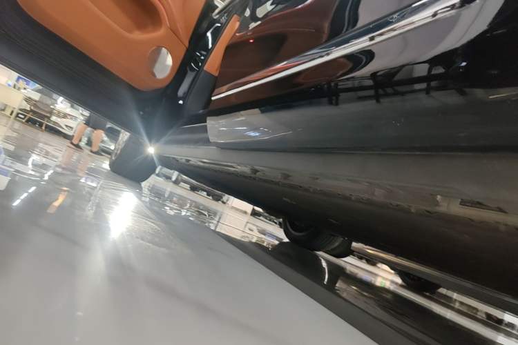 Used Hima AITO M9 2024 All-Electric Ultra Version 100 kWh 6-Seater Model Left Side Sill