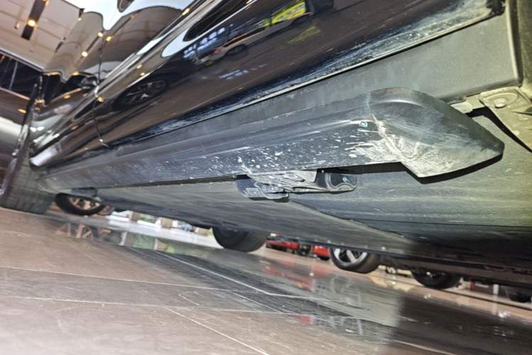 Used Hima AITO M9 2024 Range-Extended Ultra Version 42 kWh 6-Seater Model Left Side Sill