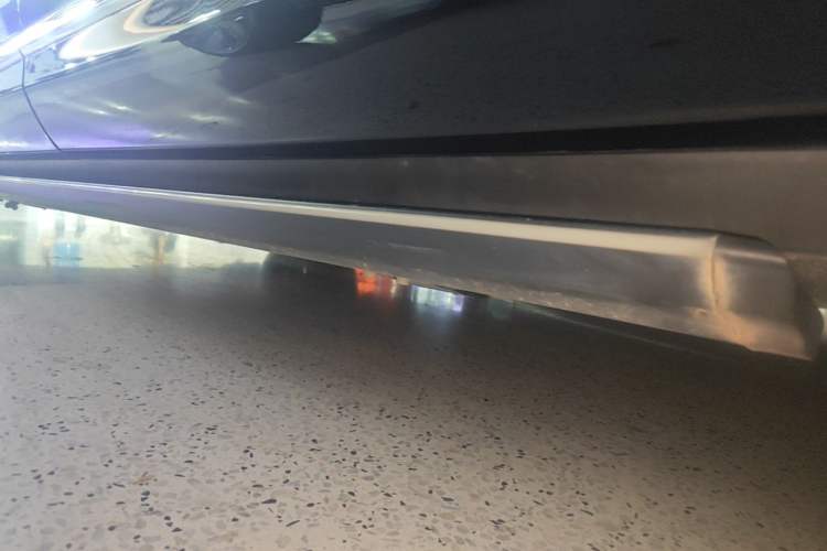 Used Hima AITO M9 2024 Range-Extended Max Edition 52 kWh 6-Seater Version Left Side Sill