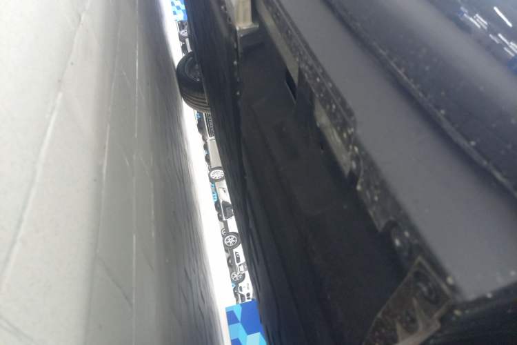 Used Hima AITO M9 2024 Range-Extended Ultra Version 42 kWh 6-Seater Model Left Side Sill