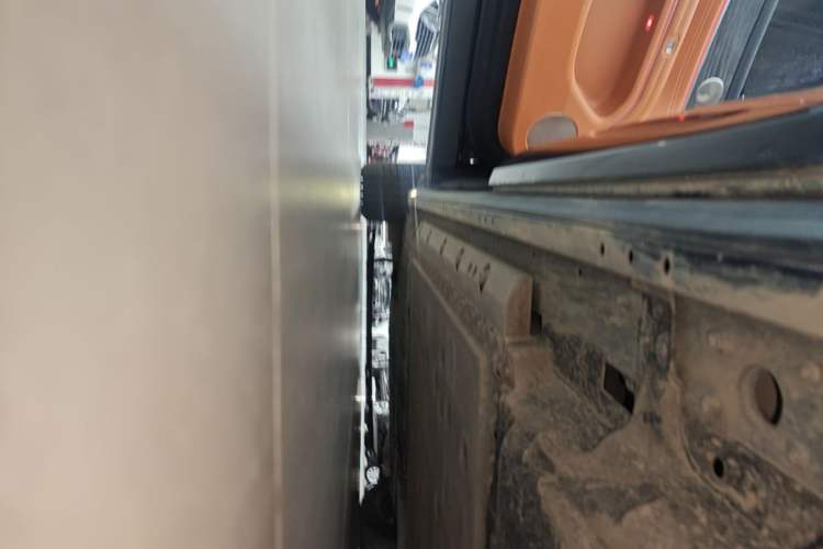 Used Hima AITO M9 2024 Range-Extended Ultra Version 42 kWh 6-Seater Model Left Side Sill