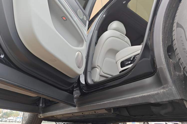 Used Hima AITO M9 2024 Range-Extended Ultra Version 42 kWh 6-Seater Model Left Side Sill