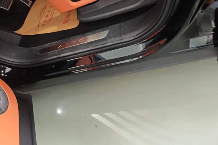 Used Hima AITO M9 2024 All-Electric Max Version 100 kWh 6-Seater Left Side Sill