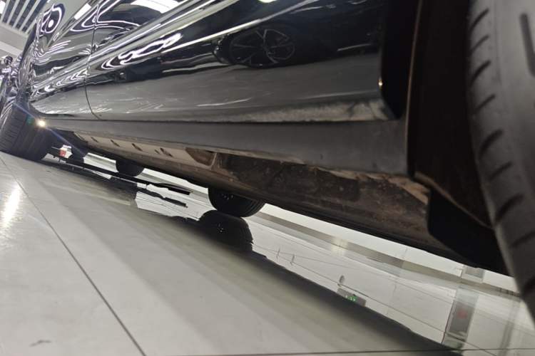 Used Hima AITO M9 2024 Range-Extended Ultra Version 52 kWh 6-Seater Model Left Side Sill