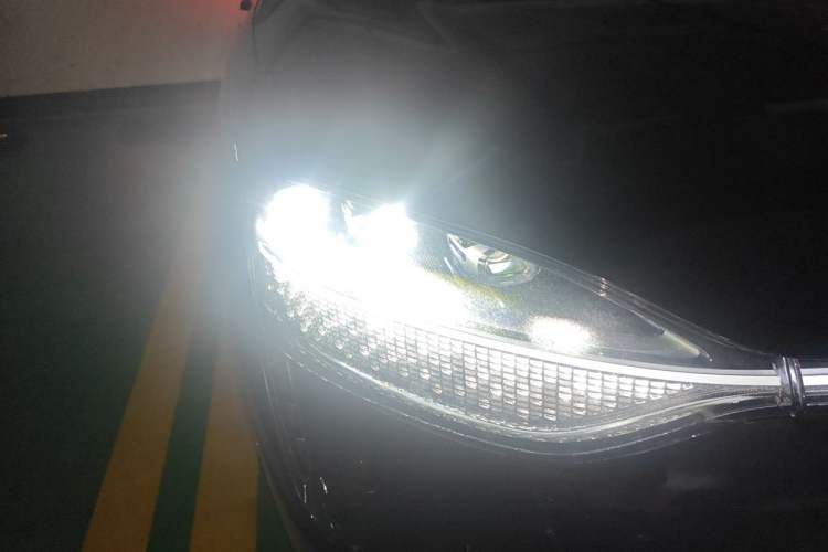 Used Hima AITO M9 2024 All-Electric Ultra Version 100 kWh 6-Seater Model Right Front Headlight