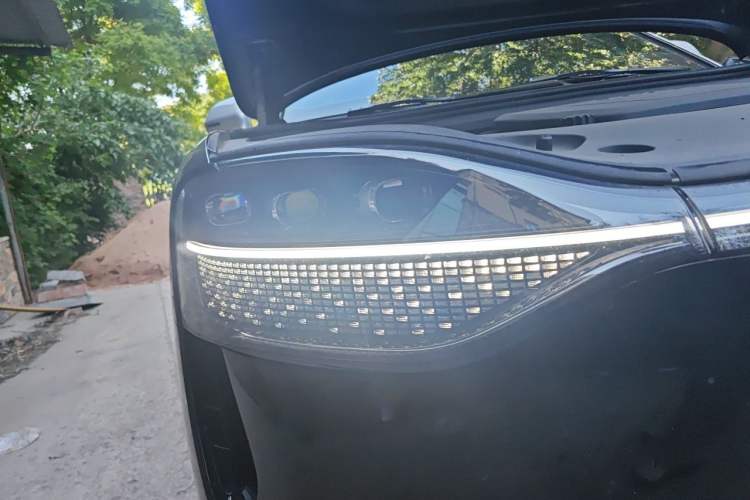 Used Hima AITO M9 2024 Range-Extended Ultra Version 42 kWh 6-Seater Model Right Front Headlight