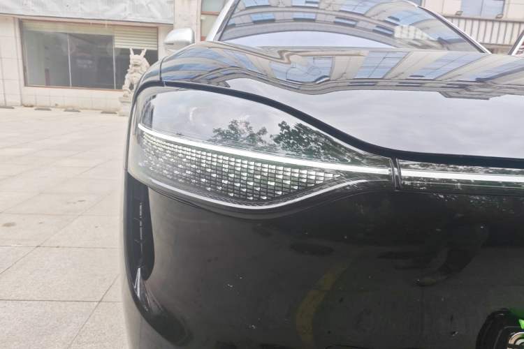 Used Hima AITO M9 2024 All-Electric Ultra Version 100 kWh 6-Seater Model Right Front Headlight