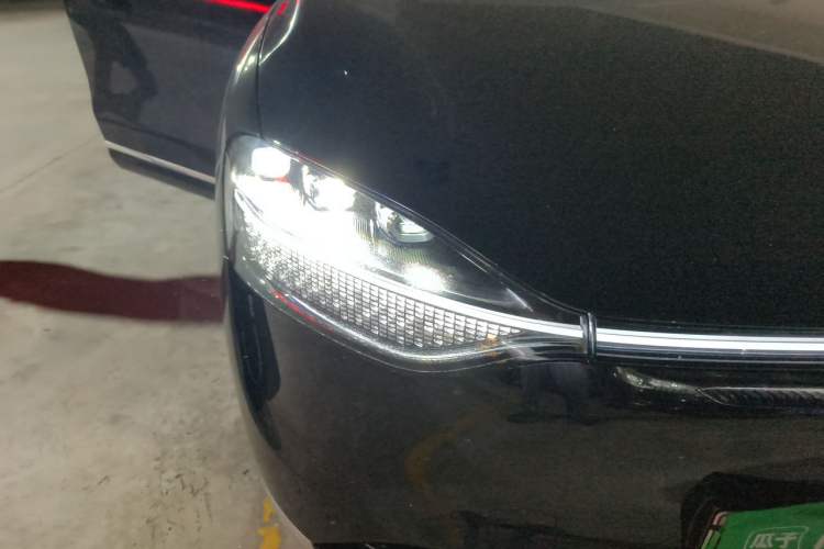 Used Hima AITO M9 2024 Range-Extended Ultra Version 42 kWh 6-Seater Model Right Front Headlight