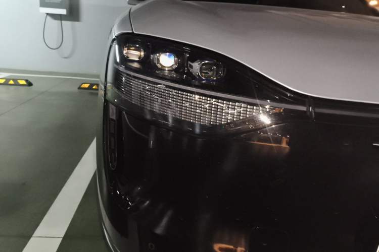 Used Hima AITO M9 2024 Range-Extended Ultra Version 42 kWh 6-Seater Model Right Front Headlight