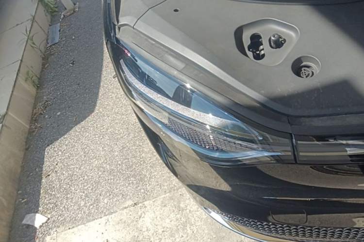 Used Hima AITO M9 2024 All-Electric Ultra Version 100 kWh 5-Seater Model Right Front Headlight
