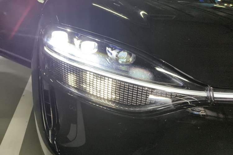 Used Hima AITO M9 2024 Range-Extended Ultra Version 42 kWh 6-Seater Model Right Front Headlight