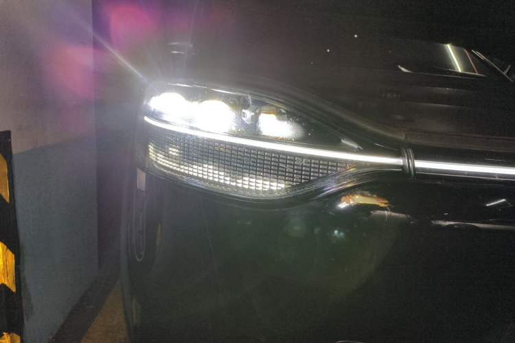 Used Hima AITO M9 2024 Range-Extended Ultra Version 52 kWh 6-Seater Model Right Front Headlight