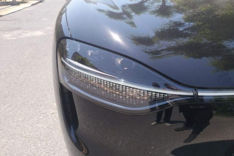 Used Hima AITO M9 2024 All-Electric Ultra Version 100 kWh 6-Seater Model Right Front Headlight